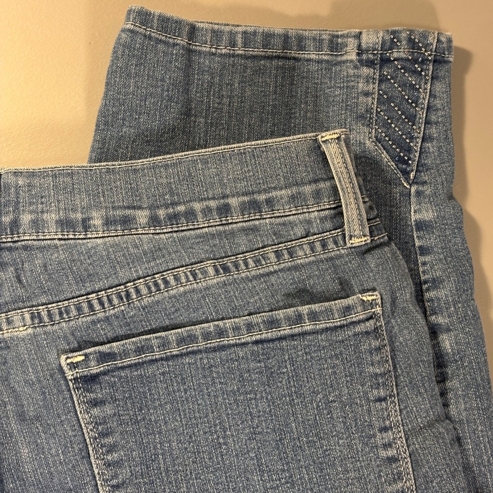 NYDJ Women's Size 14 Blue Denim Capri Cropped Jeans Lift Tuck Technology USA‎